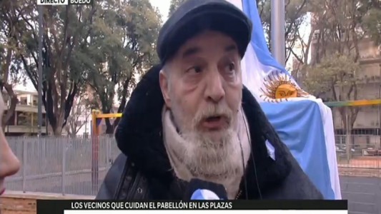 La curiosa tarea de un vecino de Boedo que se encarga de izar la bandera todos los días