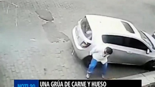 Le bloquearon la cochera y ante la desesperación levantó el auto y lo movió con sus propias manos