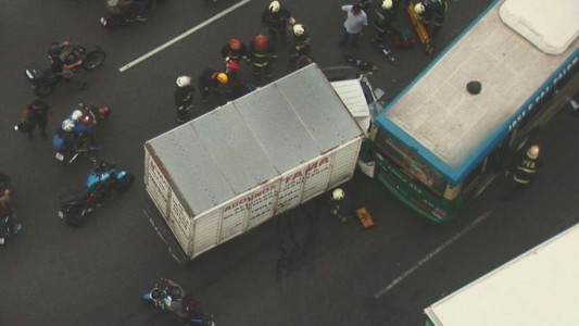 Cuatro heridos en un choque entre un colectivo y un camión en la autopista 25 de Mayo
