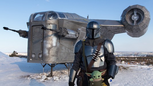 Fans de 'Star Wars' reconstruyen la nave espacial de Mandalorian en Siberia