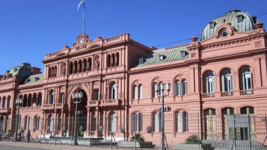 Un auto chocó contra el portón de la Casa Rosada y el conductor quedó internado