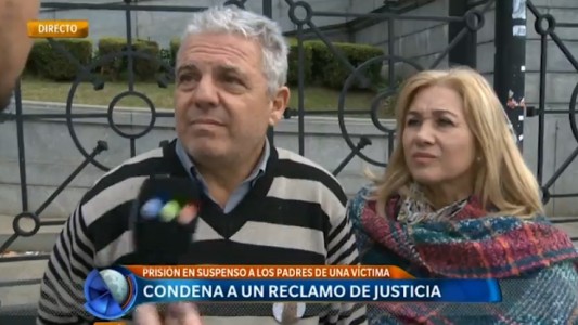 Condenaron a los padres de una víctima por realizar protestas, pegatinas y escraches