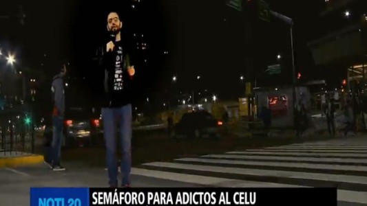 Instalaron en Retiro el primer semáforo para peatones distraídos por el celular