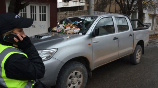 Le dejaron basura y excrementos en la camioneta porque la estacionó tapando un garaje