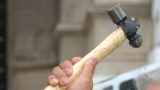 Adolescente atacó a martillazos a su madrastra y la salvó el perro de la familia