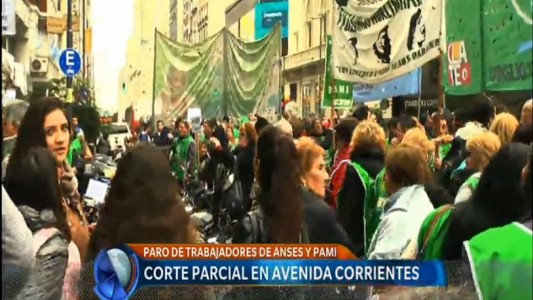 Corte parcial en avenida Corrientes de trabajadores de PAMI y ANSES
