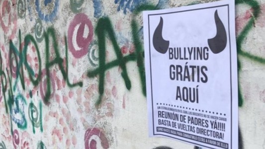 Rosario: cansada de las burlas a su hijo empapeló toda la escuela con la leyenda "Bullying gratis aquí"