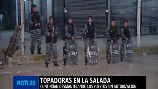 Con topadoras, siguen desmantelando los puestos de La Salada