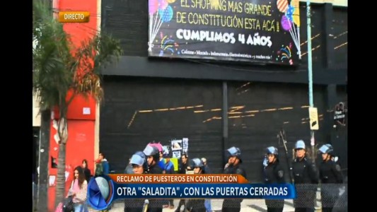 Protesta de puesteros en la "saladita" de Constitución