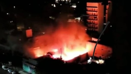 Incendio y explosiones en un supermercado localizado en Villa Urquiza