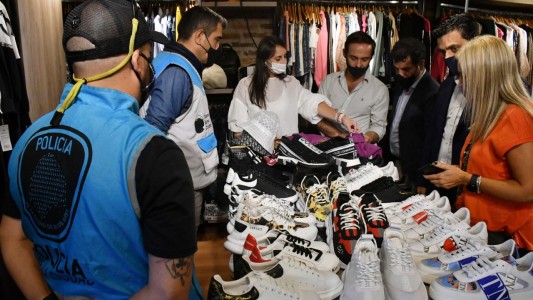 Allanan showroom en Puerto Madero y secuestran más de 2.200 prendas por falsificación de marcas