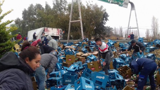 San Juan: un camión que transportaba cerveza volcó en la ruta y la gente se desesperó para conseguir botellas