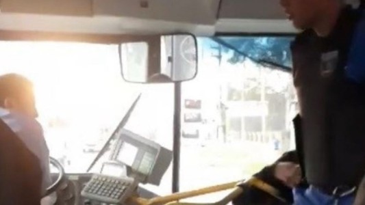 Un chofer encerró en el colectivo a una mujer que intentó robar y la llevó a la Policía