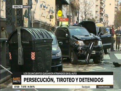 Robo, persecución, tiroteo y violento choque múltiple en Almagro