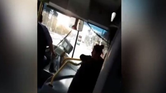 Video: el chofer que atrapó a una punguista en el colectivo