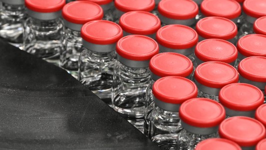 Piden la captura de un empresario brasileño que intentó vender 250 millones de vacunas falsas