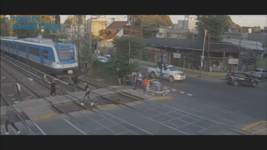 Video: la pelea en las vías del Sarmiento que estuvo al borde de la tragedia cuando pasó el tren