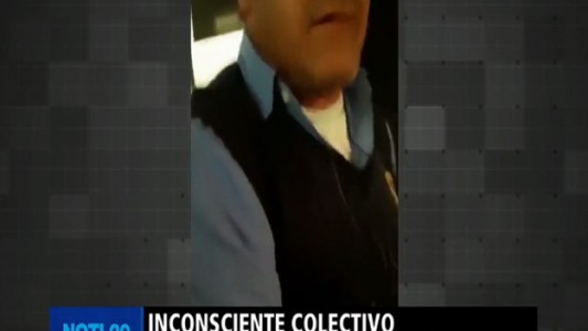 Video: colectivero llevó a un pasajero colgando varias cuadras