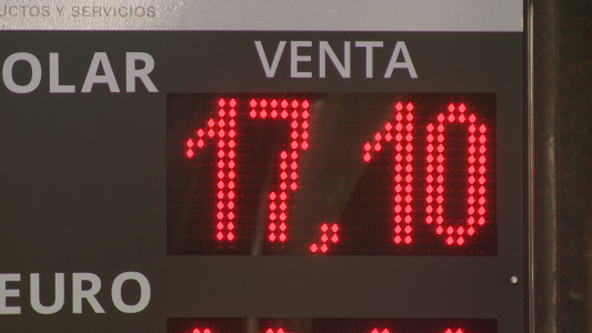 El dólar rompió un nuevo récord y supero los 17 pesos