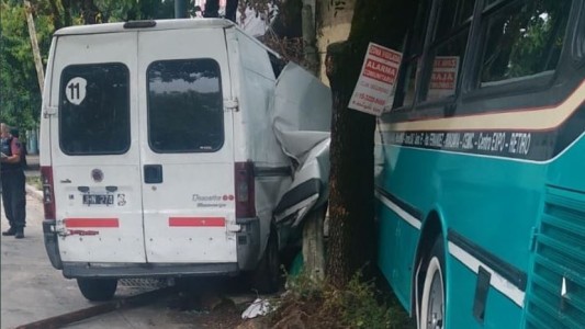 Ocho personas resultaron heridas por un choque entre un colectivo y una camioneta en Mataderos