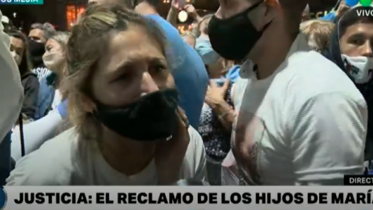 Masiva marcha por María, la psicóloga asesinada por un motochorro en Ramos Mejía