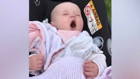 Una bebé de cinco meses se despierta a sí misma hablando en sueños y su mamá la filma