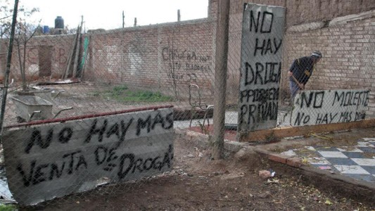 "No moleste, no hay más droga", el cartel que colgó el dueño de un terreno donde funcionaba un kiosco narco