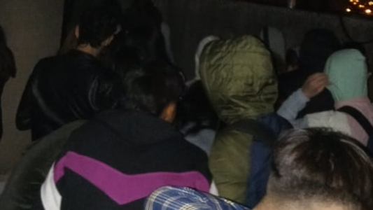 Desactivan una fiesta clandestina con casi 100 personas en la terraza de un edificio