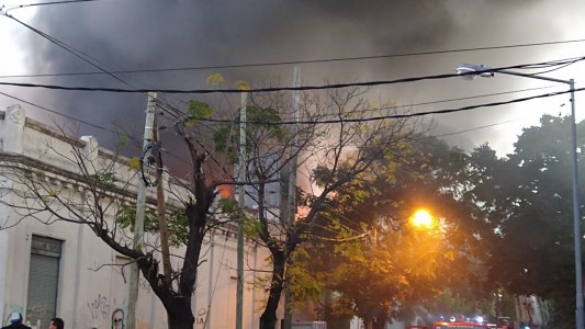 Impactante incendio en una fábrica de plásticos de Villa Lynch