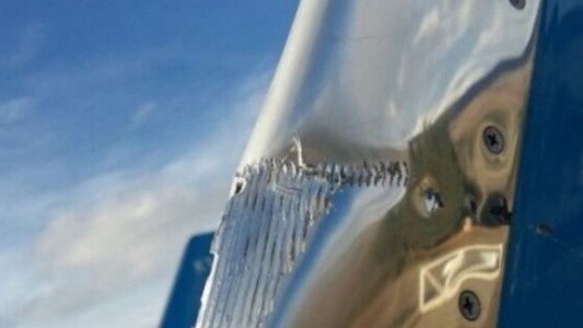 Un avión de Aerolíneas resultó averiado tras rozar una torre de iluminación en San Martín de Los Andes