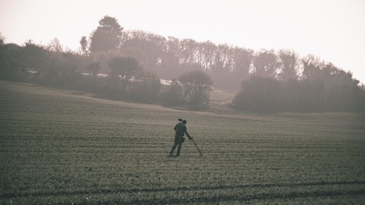 Acusan de robo a dos hombres que encontraron un tesoro millonario enterrado