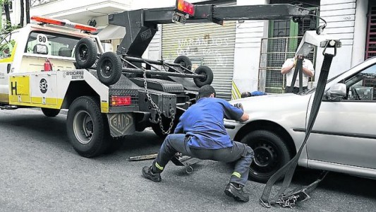 Procesaron a un automovilista por golpear a los agentes de tránsito cuando le removían el coche