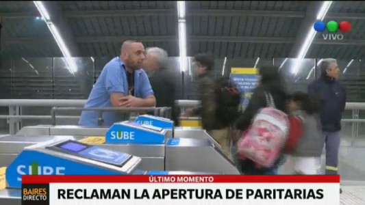 Molinetes liberados en los subtes por reclamos salariales