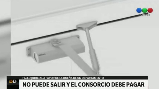 Un consorcio debe pagarle a una vecina a la que le costaba abrir la puerta