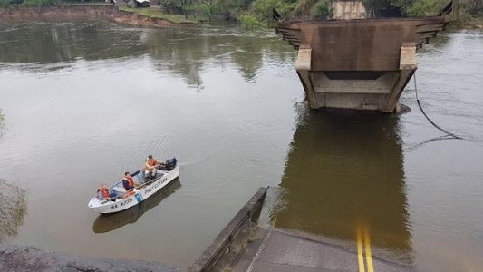 Un auto cayó al río en Corrientes porque no vio el puente derrumbado
