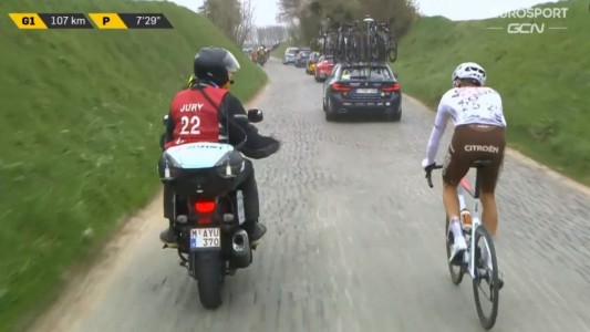 Ciclista descalificado por tirar basura durante una carrera