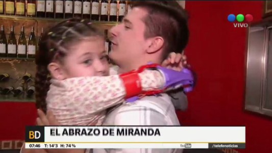 La historia del joven que hizo una mano ortopédica con una impresora 3D para una nena