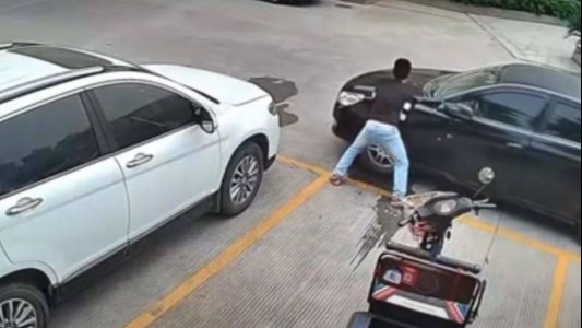 Insólito: levantó un auto y lo movió para poder sacar su moto