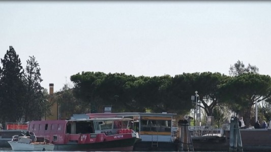 El "vaporetto" de Venecia convertido en lancha de vacunación