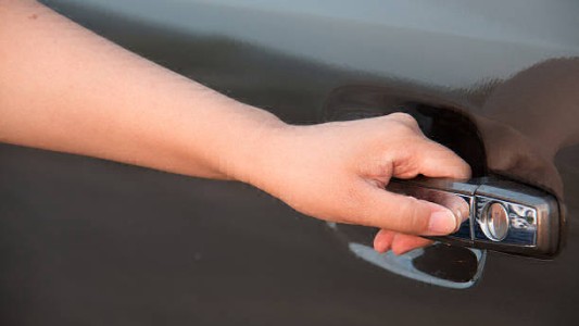 Exculparon a un hombre por las lesiones de su expareja, quien quiso subirse al auto en movimiento