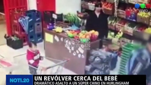 Video: Un bebito quedó en medio de un asalto en un supermercado chino
