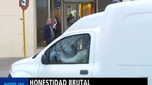 El banco le dio 100.000 pesos por error y los devolvió