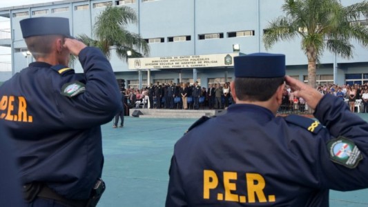 Condenaron a un policía que le ordenó a una exagente que vaya a trabajar "en minifalda y colaless"