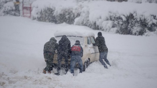Neuquén: alojaron a familias varadas en un polideportivo, una escuela y un albergue transitorio