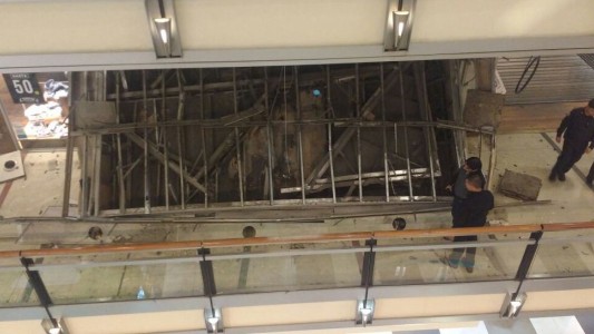 Se derrumbó parte del techo del shopping Abasto