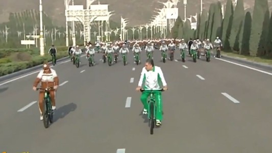 La faraónica bicicleteada del presidente de Turkmenistán