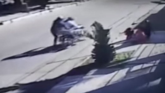 Video indignante: motochorros asaltan a dos nenas que jugaban en la puerta de su casa