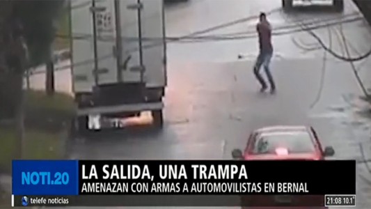 Amenazan con armas a automovilistas en Bernal