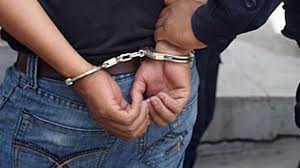 Contó que su mujer murió al caerse: lo detuvieron y lo acusan de matarla golpes