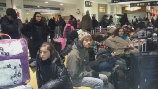 Investigan precios abusivos en el aeropuerto de Bariloche a los turistas varados